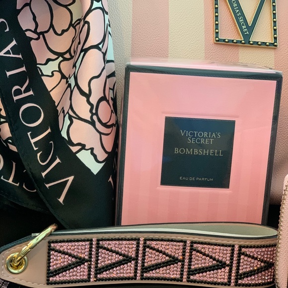 SOLD ❌❌VS Signature Pink Striped Tote Gift Set - Picture 5 of 13